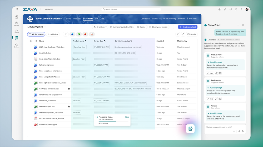 Knihovna dokumentů v SharePointu s otevřeným SharePoint Copilotem, který zobrazuje AI doporučení pro správu metadat souborů.